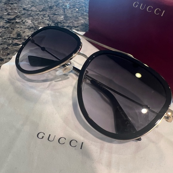 Like New Authentic Gucci Pilot Sunglasses - Polarized - Picture 7 of 8